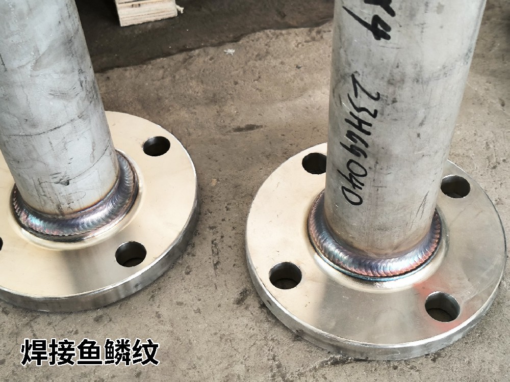 衡水客戶碳鋼壓力容器現(xiàn)場調(diào)試，工人很快學(xué)會